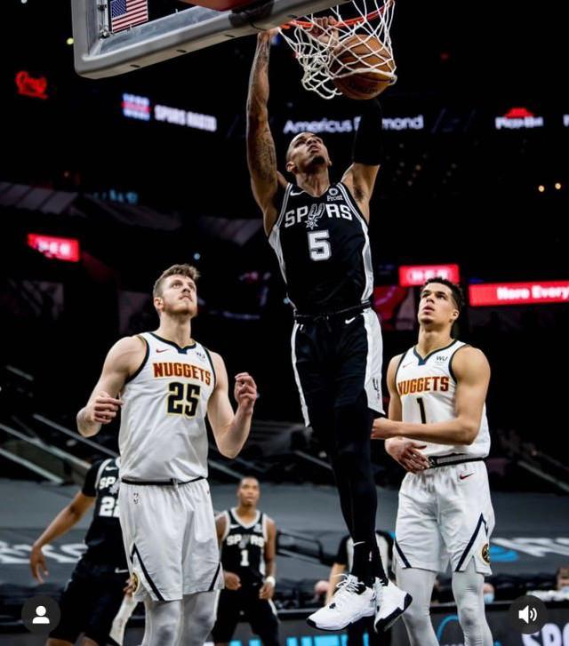 爱游戏-尼克斯碾压掘金，米切尔高光表现